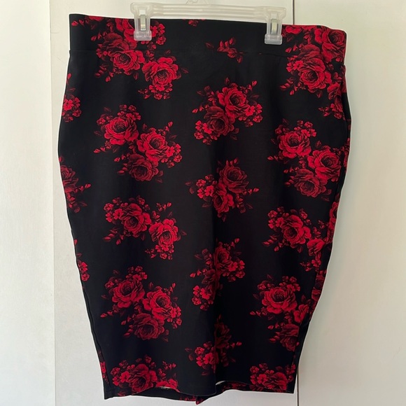 Torrid Size 1 Mid-Length Pencil Skirt (Black/Red) Rose Pattern - Picture 1 of 4